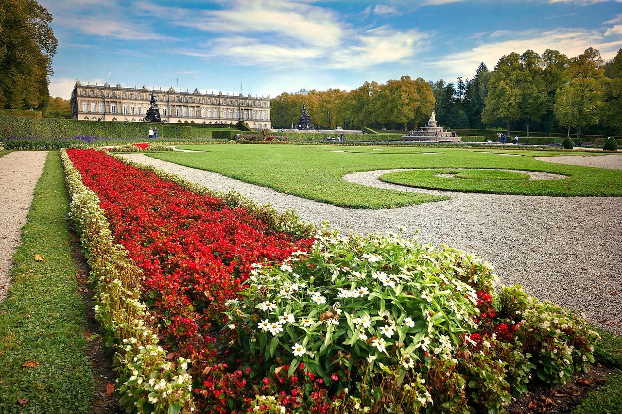 Flower Bed Edging Ideas That Actually Keep Grass Out